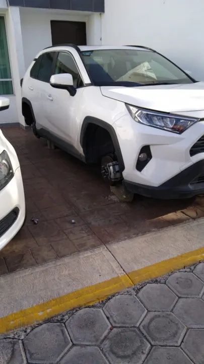 Delincuentes roban 16 llantas de por lo menos cinco vehículos dentro de fraccionamiento en Puebla