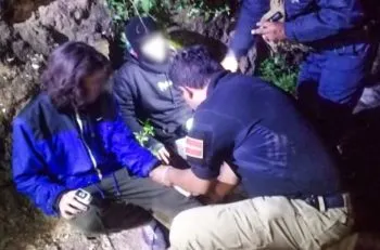 Rescatan a dos jóvenes atrapados en la creciente del río en Huehuetlán el Grande