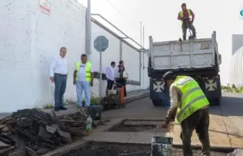 Pepe Chedraui recorre calles de Puebla para verificar trabajos de bacheo