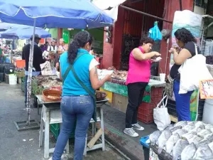 Ambulantes ignoran orden y ocupan banquetas del centro