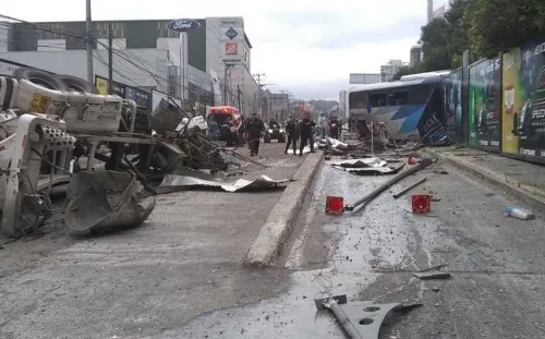 Carambola en la autopista México-Toluca deja 15 heridos
