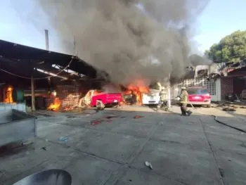 Incendio consume una vivienda y seis vehículos en Huejotzingo