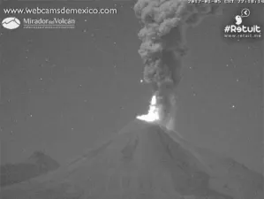 Volcán de Colima emite fumarola; aeropuerto suspende operaciones