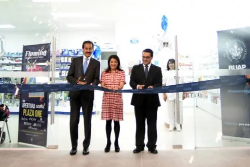 El Rector Alfonso Esparza Ortiz inaugura la vigésima sucursal de Farmacias Universitarias Fleming