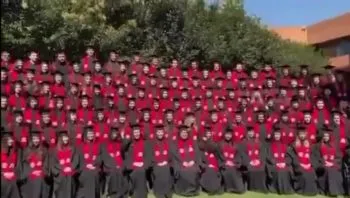 Colapsa templete durante foto de graduación en la Ibero Santa Fe; reportan 33 lesionados leves