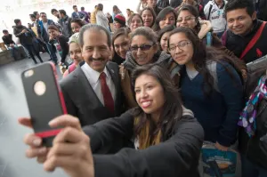 Alfonso Esparza ofrece apoyo total a estudiantes deportados