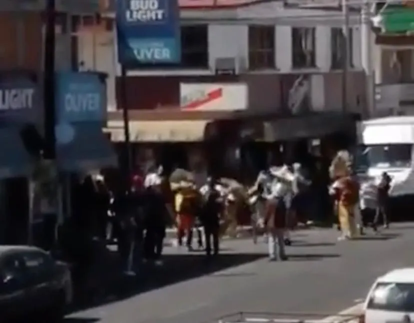 Sin restricciones, huehues bailan en Huejotzingo