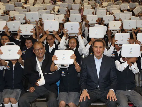 RMV entrega 1,500 computadoras a estudiantes destacados
