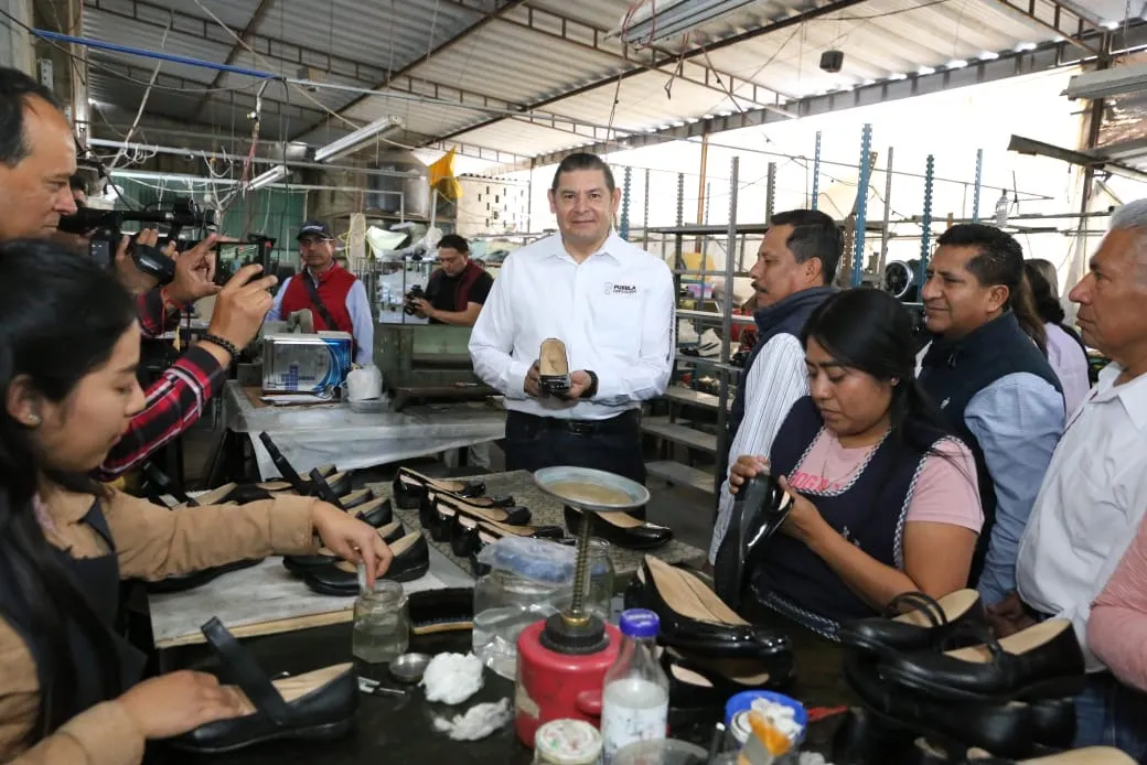 Alejandro Armenta impulsa economía regional y familiar a través de la industria del calzado