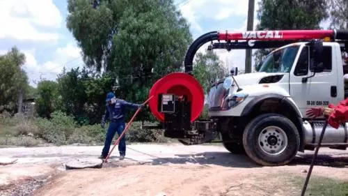 Realizan desazolve de más de 200 letrinas en colonia de la capital