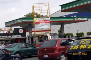 Piden al Gobierno intervenir ante Pemex por desabasto de gasolinas