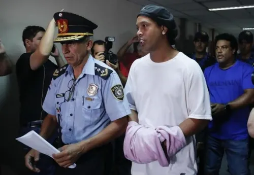 Ronaldinho cumplirá el lunes un mes en prisión