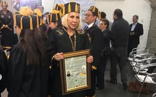 Congreso capitalino se deslinda del ‘honoris causa’ entregado a Laura Bozzo
