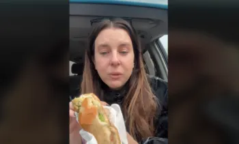 Tiktoker se conmueve hasta las lágrimas porque mujer mexicana le regaló una torta de aguacate con frijoles