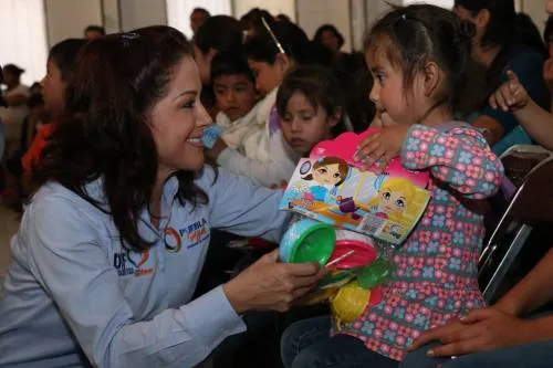 Dinorah López celebra día de reyes con pequeños de la capital poblana