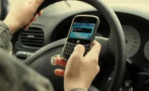 Uso de celular, provoca el 80% de accidentes viales