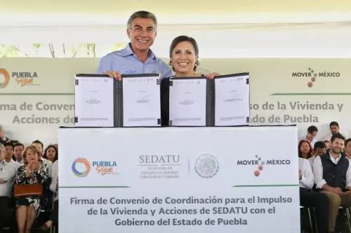 Rosario Robles y Tony Gali dan certeza jurídica y patrimonial a más de mil poblanos
