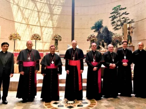 En Jueves Santo, Iglesia ofrece bendición especial a médicos