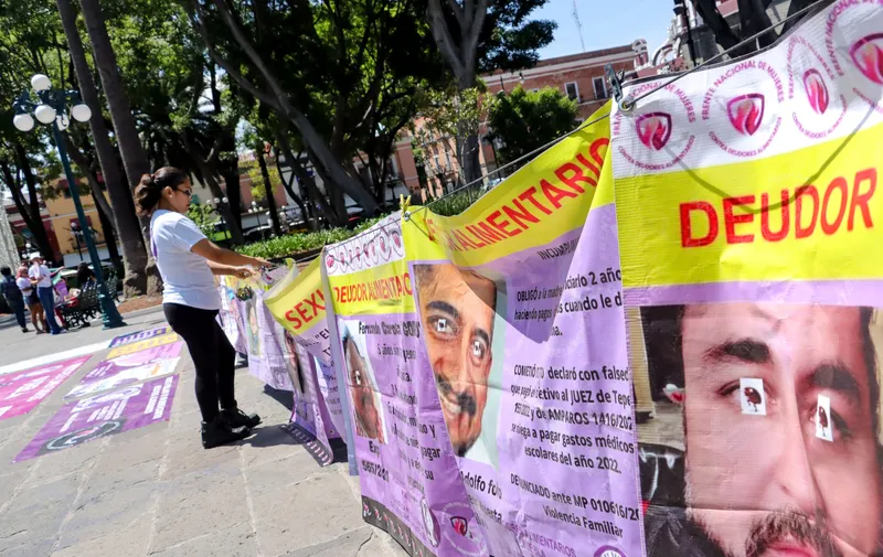 En el Día del Padre exhiben a deudores alimentarios en el Zócalo de Puebla