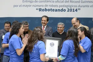 Recibe BUAP constancia oficial de Récord Guinness por Roboteando 2014