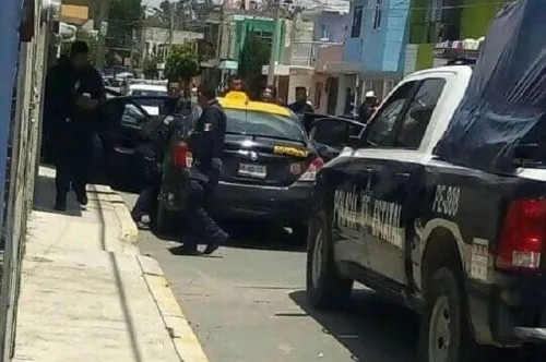 Detienen a tres hombres por robo de taxi