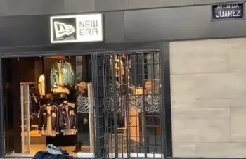 Dan cristalazo a tienda New Era en la avenida Juárez, hay una mujer detenida
