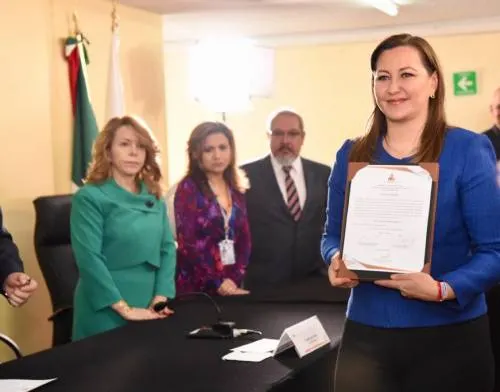 Martha Erika recibe del IEE su constancia de mayoría que la acredita como Gobernadora