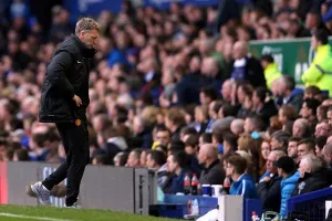 ManU echa a David Moyes del banquillo; Ryan Giggs, al relevo