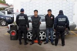 Capturan a 2 personas por robo de autopartes; se recupera 1 vehículo