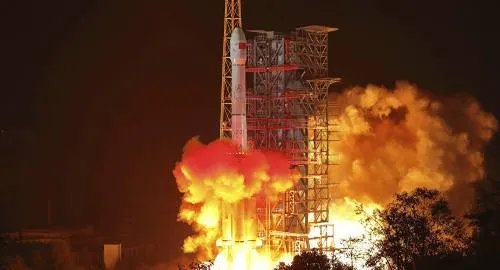 China lanza la sonda que mostrará la “cara oscura” de la Luna