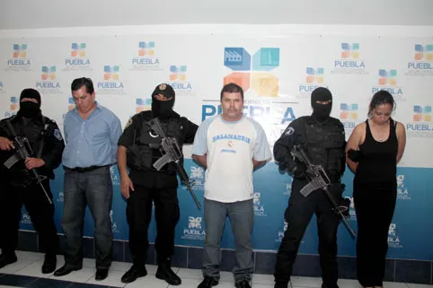 Aseguran a tres narcomenudistas con droga, cartuchos útiles y armas blancas