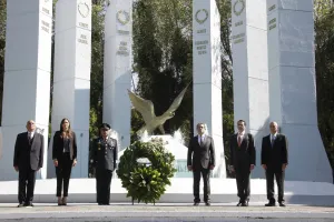 La dignidad de la patria no se negocia: SEP