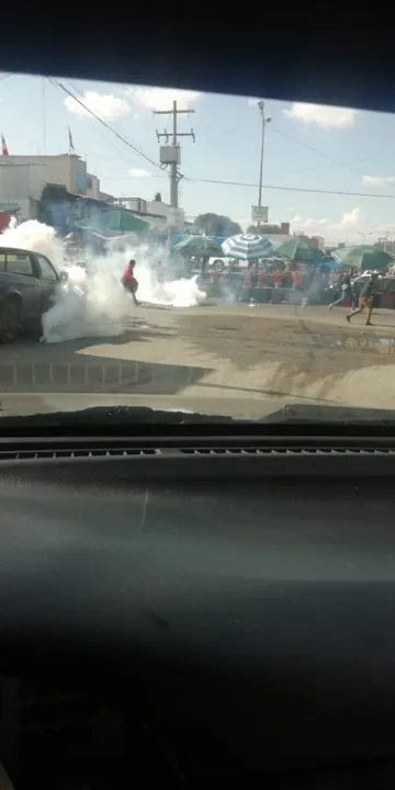 Enfrentan comerciantes a policías por decomiso de pirotecnia en el mercado Zapata