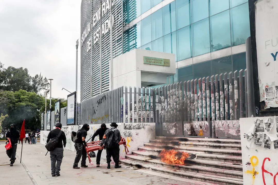 Marcha del 2 de octubre provoca fuertes afectaciones viales en Puebla: cierres, consignas y tensión frente a la Fiscalía