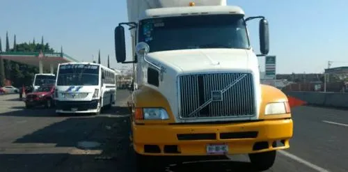 Encuentran a hombre muerto dentro de un tractocamión en Izúcar de Matamoros