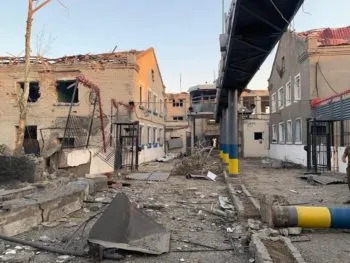 Ataques rusos dejan 25 muertos en Ucrania; Zelenski denuncia crímenes de guerra