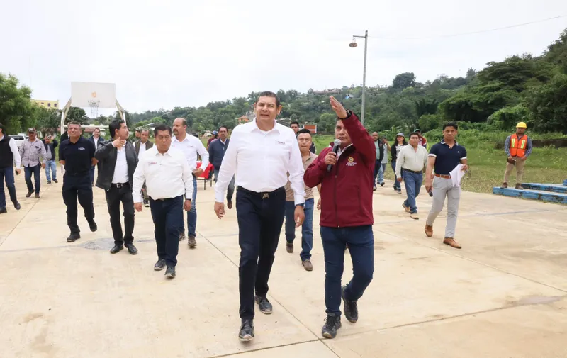 Alejandro Armenta recorrió Eloxochitlán para supervisar los deslaves y daños causados por el huracán Erick