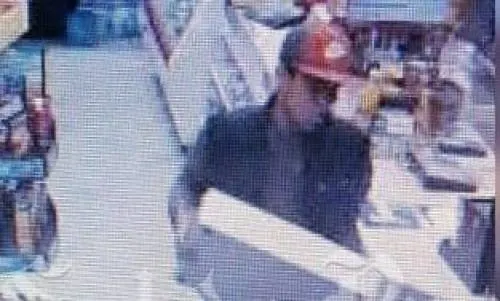 Dos hombres con armas blancas asaltan Oxxo en Bosques de San Sebastián
