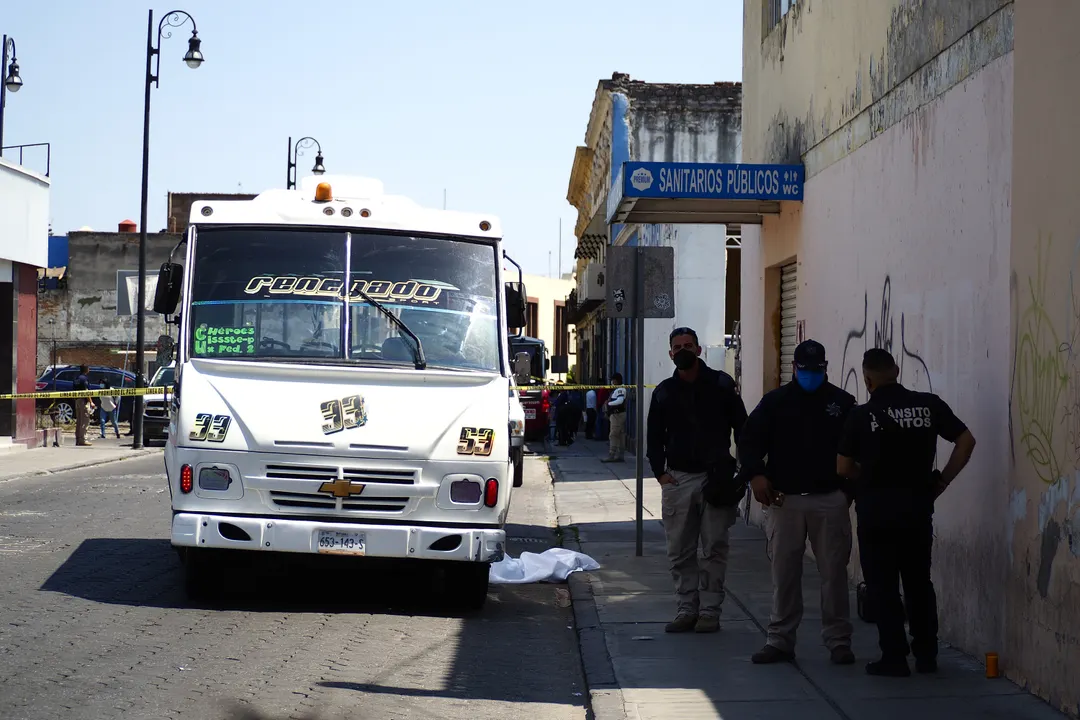 Chofer arrolla a mujer y se da a la fuga