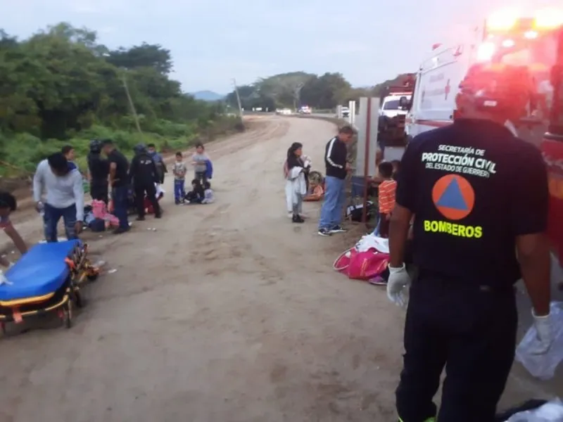 Volcadura de autobús deja una persona muerta y 40 heridos
