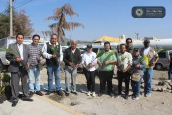 Ayuntamiento de Texmelucan y lideres del tianguis llevan a cabo limpieza y reforestación