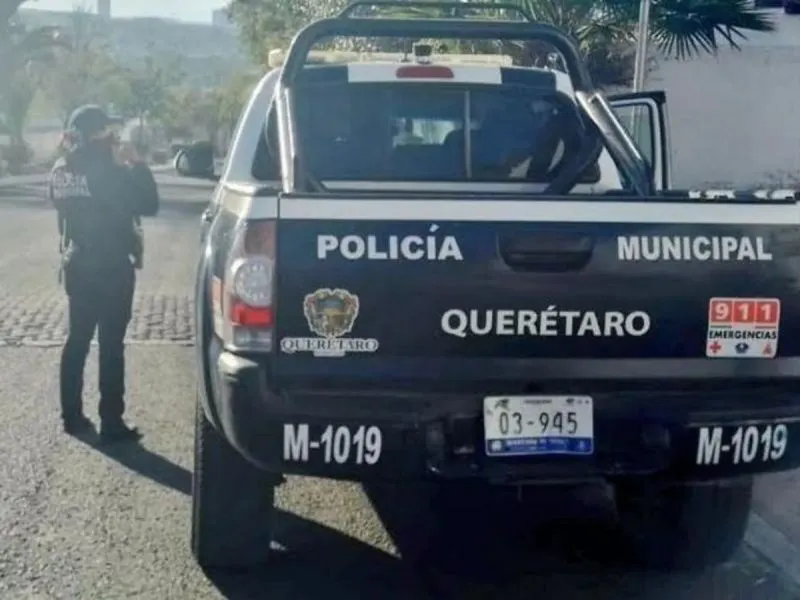 Viejito con covid fallece en auto donde viajaba en Querétaro