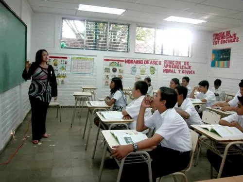 Se necesita una educación integral que involucre a los padres, profesores y alumnos