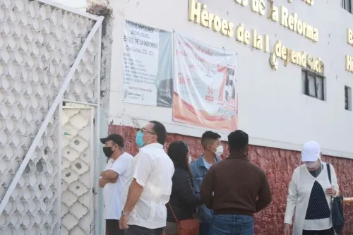 Padres de familia se manifiestan en la Escuela Héroes de Reforma