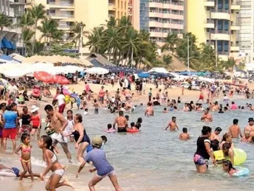Pese a coronavirus en el mundo, vacacionistas abarrotan las playas