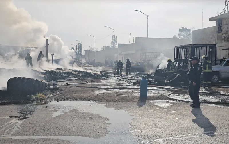 Fuerte incendio consumió una bodega de tarimas frente a la Central de Abasto