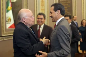 Asiste Alfonso Esparza a entrega de medalla Gabino Barreda a Narro Robles