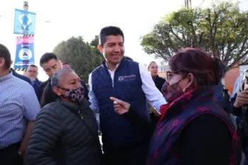 Eduardo Rivera da inicio a pavimentación de la calle Rosales en Santa Catarina Coatepec