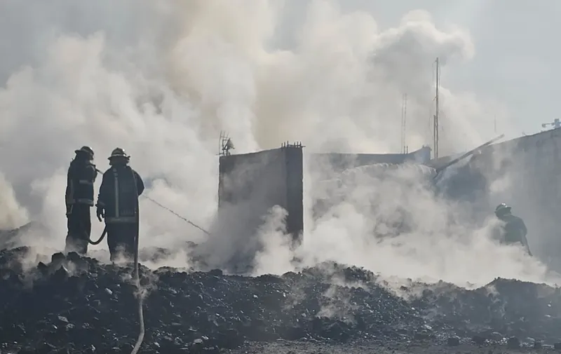 Fuerte incendio consumió una bodega de tarimas frente a la Central de Abasto