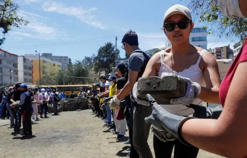 Los propios manifestantes limpian las calles en Ecuador